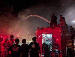 Sinergi Damkar Pelindo dan Masyarakat Sukses Tangani Kebakaran di Depan Terminal Ro-Ro Trisakti