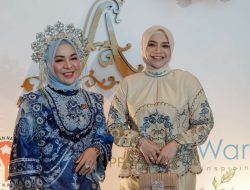 Ketua Dekranasda Kalsel Hj. Fathul Jannah Apresiasi Peragaan Busana “Archipelago Menyapa Nusantara” Karya Ayu Dyah Andari