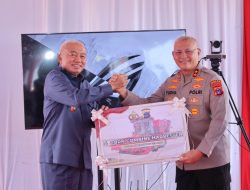 Gubernur Muhidin Apresiasi Panen Raya Jagung Polda Kalsel, Serahkan Bantuan Mesin Crown Combine
