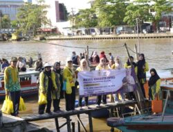 Gunakan Kelotok, Dewi Damayanti Said Serap Aspirasi Warga Bantaran Sungai Martapura