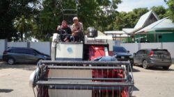 Anggota DPR RI Hj. Mariana Serahkan Combine Harvester untuk Petani Tanah Laut