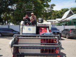 Anggota DPR RI Hj. Mariana Serahkan Combine Harvester untuk Petani Tanah Laut