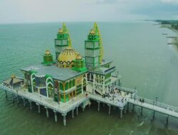 Bupati Andi Rudi Latif Restui Renovasi Masjid Apung Pagatan — Pengelola Mulai Data Kerusakan untuk Perbaikan Total