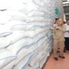Gubernur Muhidin & Kapolda Yudha Pastikan Stok Beras Bulog Kalsel Aman dan Layak Konsumsi