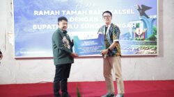 Bank Kalsel Salurkan CSR Gerobak dan Tenda untuk UMKM Lapangan Dwiwarna Barabai, Bupati HST Apresiasi Dukungan