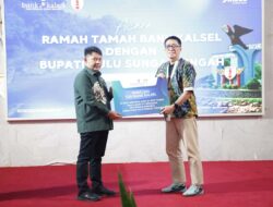 Bank Kalsel Salurkan CSR Gerobak dan Tenda untuk UMKM Lapangan Dwiwarna Barabai, Bupati HST Apresiasi Dukungan