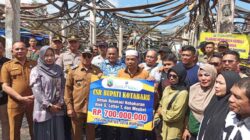 Bupati Kotabaru Serahkan Bantuan Rp700 Juta untuk Pedagang Terdampak Kebakaran Pasar Kemakmuran
