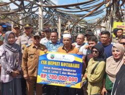 Bupati Kotabaru Serahkan Bantuan Rp700 Juta untuk Pedagang Terdampak Kebakaran Pasar Kemakmuran