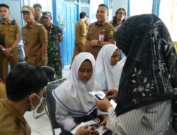Wali Kota Banjarmasin Tengok Langsung Pelajar Sakit karena Diduga Keracunaan MBG