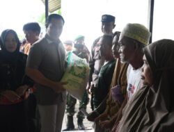 Bupati Pulang Pisau Salurkan Bantuan Beras di Desa Badirih : Dorong Ketahanan Pangan dari Pekarangan