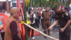 Kejari Baru Kapuas Rade Satya Disambut Adat Potong Pantan, Tegaskan Komitmen Lanjutkan Kinerja