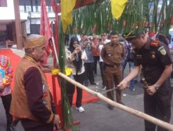 Kejari Baru Kapuas Rade Satya Disambut Adat Potong Pantan, Tegaskan Komitmen Lanjutkan Kinerja