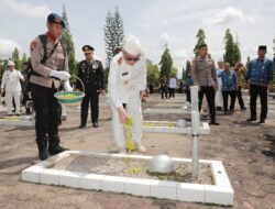 Gubernur H. Muhidin, Wagub Hasnuryadi, dan Pangdam XXII/Tambun Bungai Tabur Bunga di TMP Bumi Kencana : Kobarkan Semangat Juang Pahlawan di Tanah Banua