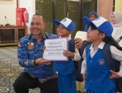 Ringankan Beban Orang Tua, Pemkab Kotabaru Salurkan Ribuan Paket Seragam dan Perlengkapan Sekolah untuk PAUD, SD, hingga SMP”
