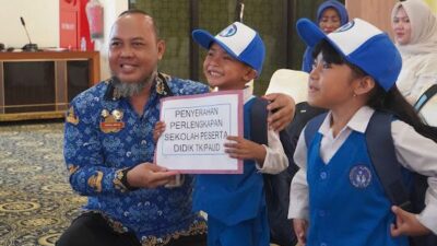 Ringankan Beban Orang Tua, Pemkab Kotabaru Salurkan Ribuan Paket Seragam dan Perlengkapan Sekolah untuk PAUD, SD, hingga SMP”