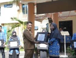 Bupati HST Samsul Rizal Serahkan Plakat Sekolah Rujukan Google untuk SMPN 1 HST