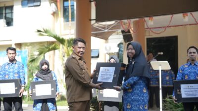 Bupati HST Samsul Rizal Serahkan Plakat Sekolah Rujukan Google untuk SMPN 1 HST