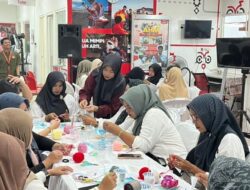 Trio Motor Sampit Hidupkan Kreativitas Warga Lewat ‘Kelas Merajut’ di Showroom Honda”