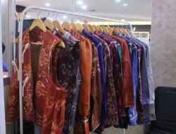 Tenun Pagatan Curi Perhatian di BSCF 2025, Karya Ketua Dekranasda Tanah Bumbu Jadi Sorotan