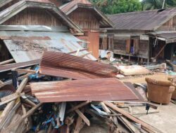 Bupati Balangan Turun ke Lokasi Banjir, Janji Bantu Perbaikan Rumah Warga
