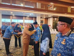 Bupati Kotabaru Sematkan Satyalancana Karya Satya, Puluhan ASN Terima Penghargaan dan Tali Asih Purna Bakti