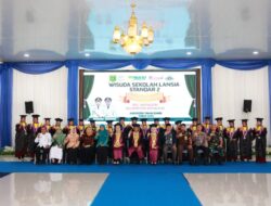 Wisuda Sekolah Lansia Meriahkan Harganas ke-32 di Tanah Bumbu, 45 Peserta Resmi Diwisuda