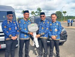 Perkuat Layanan Samsat, Pemkab Kotabaru Serahkan Dua Mobil Operasional untuk Jemput Pajak hingga Pelosok