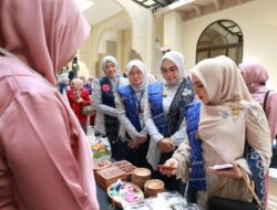 Dekranasda Tanah Bumbu Angkat Tenun Pagatan dan UMKM Lokal di Pertemuan TP PKK se-Kalsel