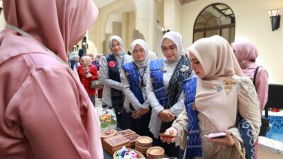 Dekranasda Tanah Bumbu Angkat Tenun Pagatan dan UMKM Lokal di Pertemuan TP PKK se-Kalsel