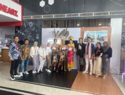 Lomba Fashion Show Baju Adat Kreasi Semarakkan Showroom Event Trio Motor Perintis