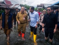 Gubernur H. Muhidin Salurkan Bantuan Banjir di Desa Bincau Martapura