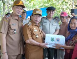 ‎Bupati Kapuas Serahkan Bantuan untuk Korban Kebakaran di Desa Pantai