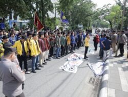 ‎Mahasiswa Gelar Aksi Tolak Pilkada Via DPRD