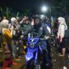 Naik Motor Terobos Banjir, Wali Kota Banjarmasin Serahkan Bantuan ke Warga Sungai Lulut