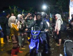 Naik Motor Terobos Banjir, Wali Kota Banjarmasin Serahkan Bantuan ke Warga Sungai Lulut