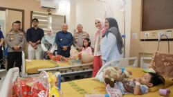 Gubernur Muhidin Dampingi Pemulihan Adel dan Jailani di RS Bhayangkara