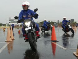 Genangan Banjir Jangan Asal Terobos, Ini Tips #Cari_Aman Berkendara Aman ala Trio Motor Honda
