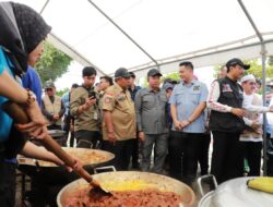 Sekdaprov Kalsel Dampingi Mensos Gus Ipul Tinjau Pengungsian Banjir di Sungai Tabuk