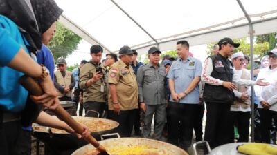 Sekdaprov Kalsel Dampingi Mensos Gus Ipul Tinjau Pengungsian Banjir di Sungai Tabuk