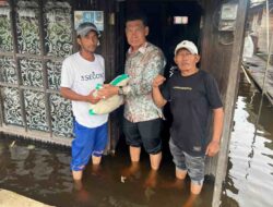 Tinjau Dampak Genangan Air di Daha Utara, Pemkab HSS Salurkan 1.152 Paket Beras