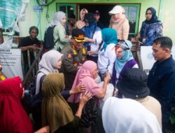 Turun Langsung ke Lok Baintan, Hj. Fathul Jannah Salurkan Bantuan untuk Warga Terdampak Banjir