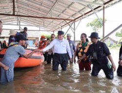 Tinjau Banjir Lok Buntar, Gubernur H. Muhidin Serahkan Bantuan