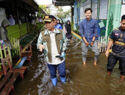Naik Motor Pantau Genangan, Wali Kota Banjarmasin Kawal Penanganan Banjir Rob