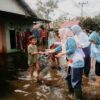 Menyapa Warga di Tengah Banjir, Hj. Fathul Jannah Serahkan Bantuan ke Sungai Rangas