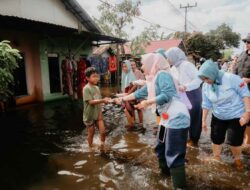Menyapa Warga di Tengah Banjir, Hj. Fathul Jannah Serahkan Bantuan ke Sungai Rangas