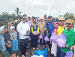 Tembus Banjir Naik Kelotok, Bupati Batola Pastikan Warga Terisolasi Terlayani
