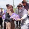 Sebulan Terendam Banjir, Warga Desa Sampurna Terharu Terima Bantuan Istri Gubernur Kalsel