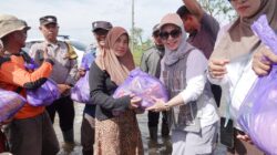 Sebulan Terendam Banjir, Warga Desa Sampurna Terharu Terima Bantuan Istri Gubernur Kalsel