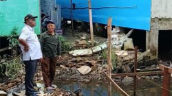 Saut Nathan Samosir Turun Langsung Bantu Korban Rumah Runtuh, Soroti Parit Tertutup Bangunan