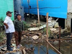 Saut Nathan Samosir Turun Langsung Bantu Korban Rumah Runtuh, Soroti Parit Tertutup Bangunan